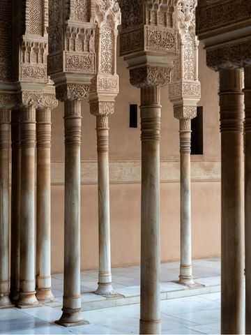 Arcos moriscos intrincadamente decorados en la Alhambra, Granada, destacando la arquitectura islámica en una visita guiada a Granada