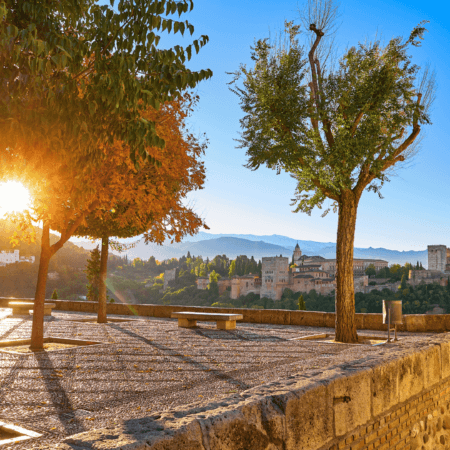 Vista del Mirador de San Nicolás con la Alhambra al fondo al atardecer, en un Tour por los Miradores del Albaicín.